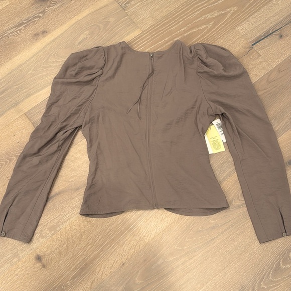 Aritzia Wilfred Henrietta blouse in Taupe. Size 10. Fits like a size 8 - Picture 4 of 7